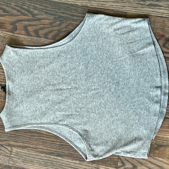 Gray Ribbed Sleeveless crop top - Picture 2 of 4